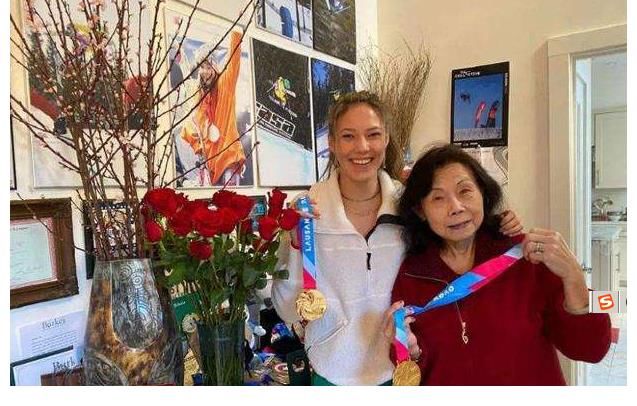 两金一银|谷爱凌冬奥会再夺金牌后，和奶奶分享冠军荣誉，把金牌送给奶奶