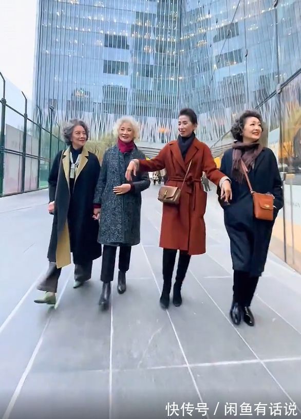 杖朝 看到80岁的她们,一头银发穿大衣也依旧时髦优雅,突然不怕变老了