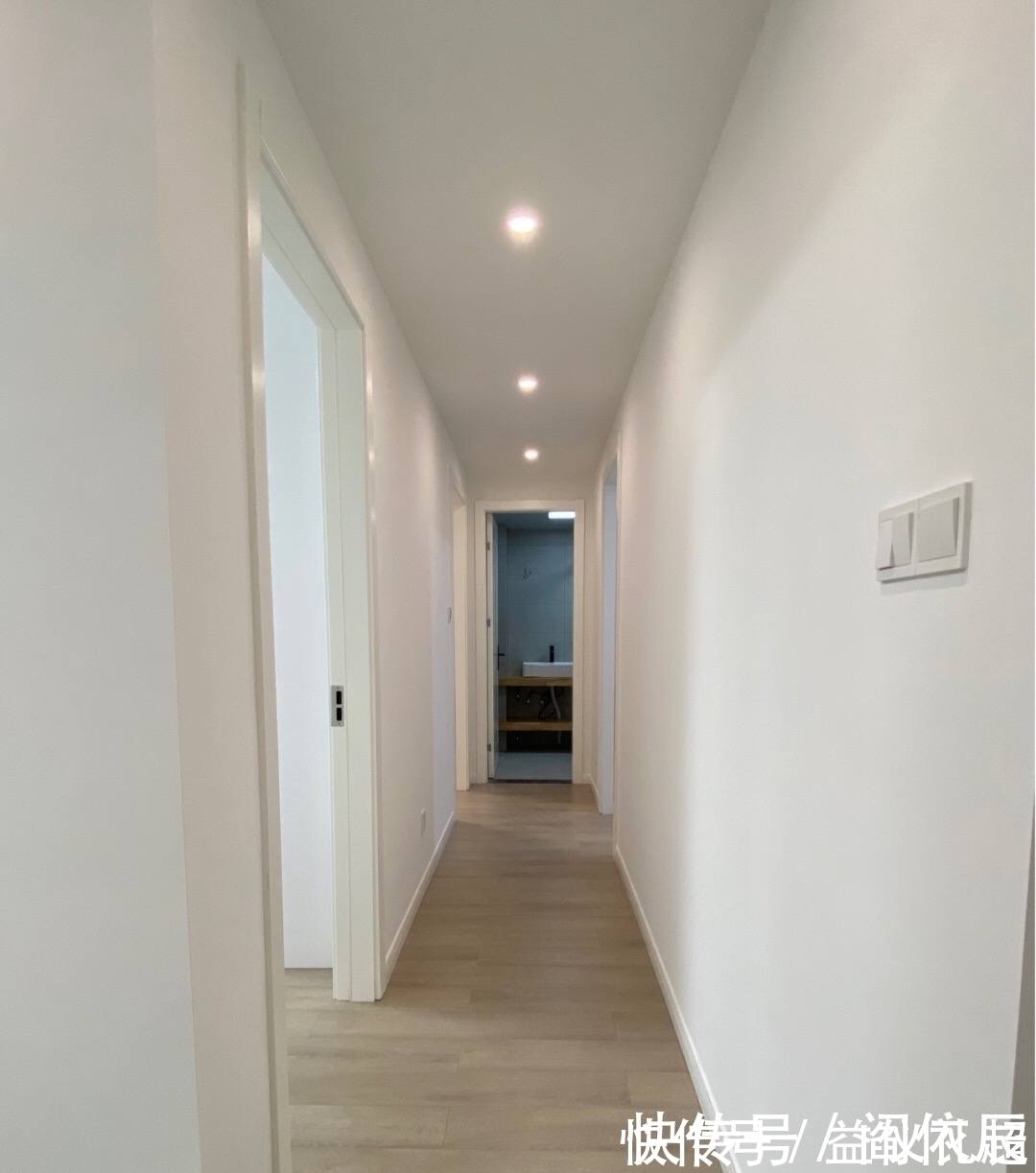 电视柜|越来越多人不做电视墙，看她家，装修不豪华，保洁做完却很漂亮！