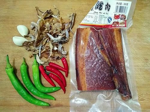 小米辣|腊肉到底怎么洗？用热水or冷水，大厨经验用这种“水”，原汁原味