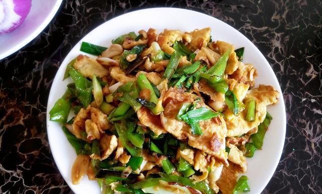 母子俩周四午餐，正儿八经的家常下饭菜，有滋有味一盘馒头不够吃