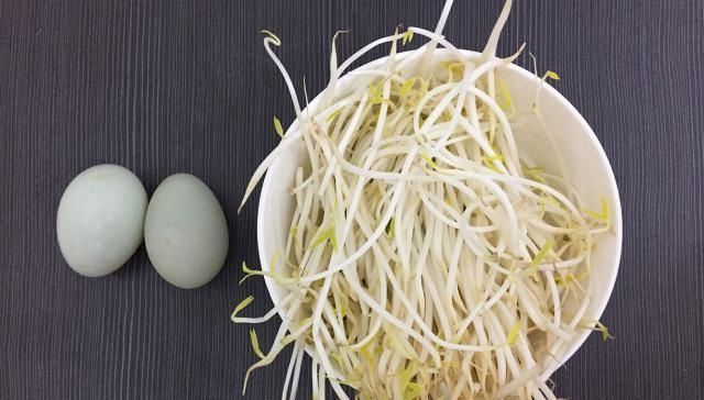 豆芽别再炒着吃加上它一起煮汤,汤汁金灿灿的,清爽口感真美味