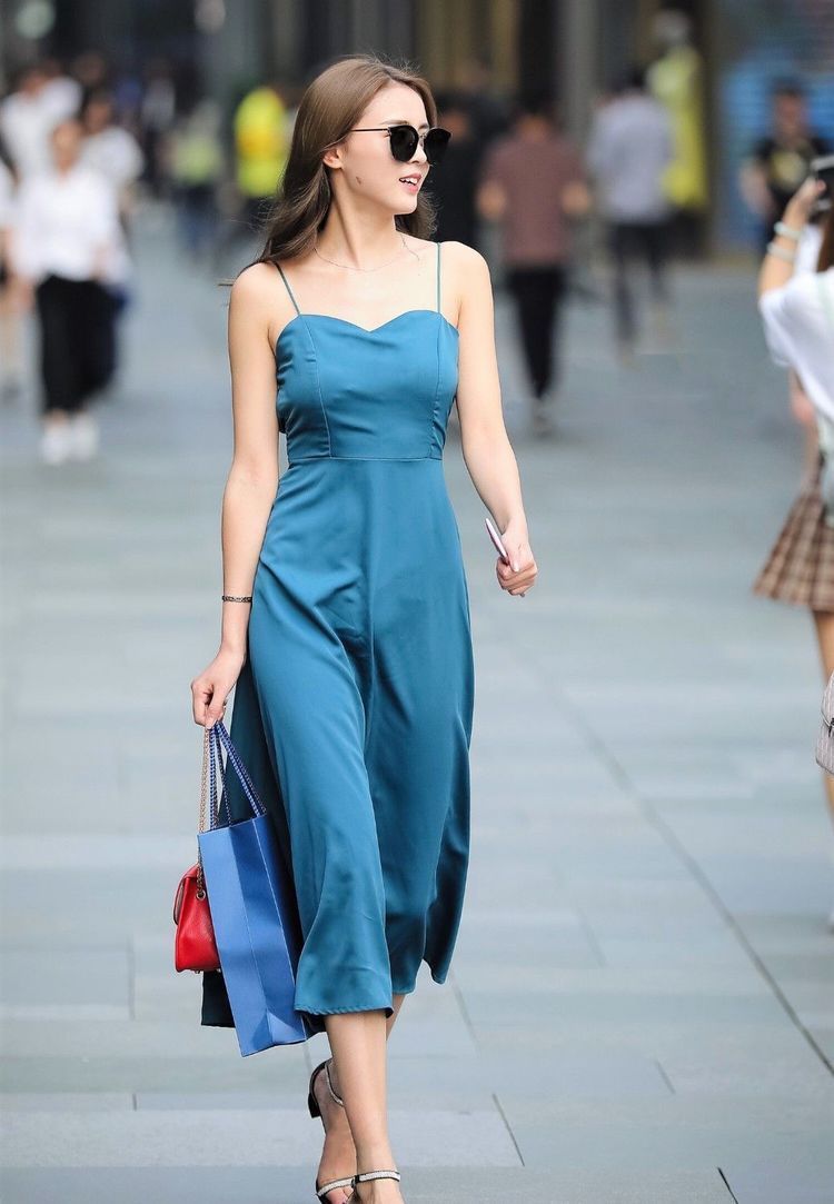 黑色|街拍:小姐姐身穿白色的吊带裙出行,青春又靓丽,阳光又时尚