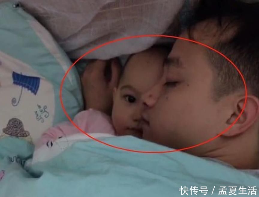 爸爸|让爸爸哄娃却传来了鼾声,妈妈进屋看到这一幕,立马笑出了猪叫