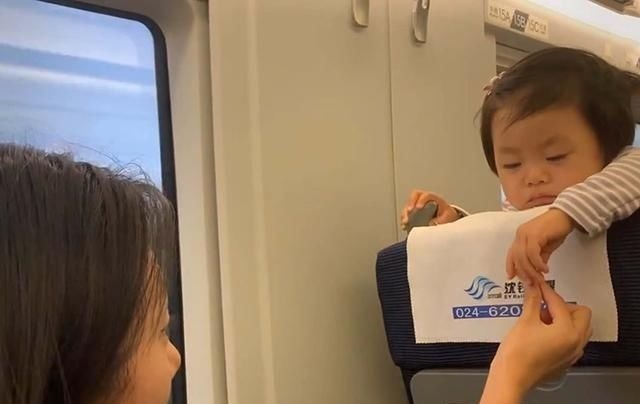 宝宝|宝宝乘坐高铁,被后座陌生阿姨“投食”,宝宝馋嘴模样萌翻网友