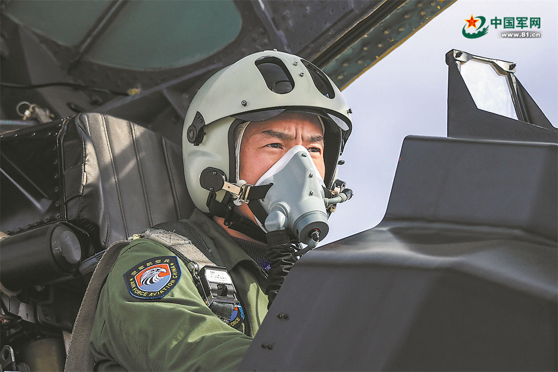 空军航空兵某旅实战化飞行训练影像：鹰击长空  鏖战云端