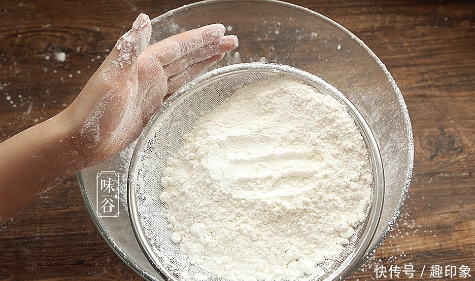 教你在家做蛋糕,掌握好小窍门,不塌陷不回缩,比烤的还要好吃