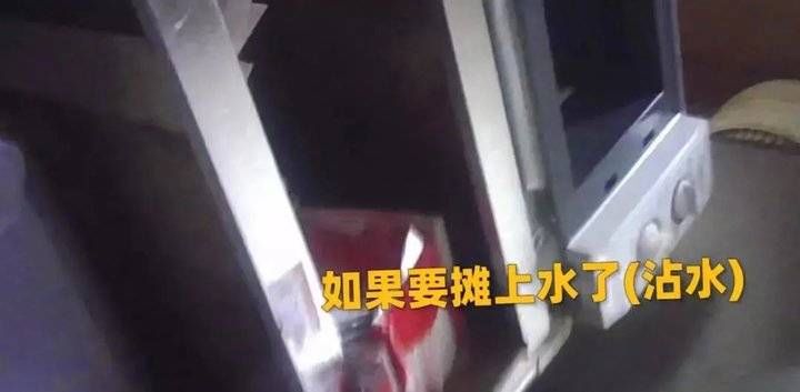 抽油烟机|热搜第一！知名快餐店被曝恶心一幕！商家连夜致歉