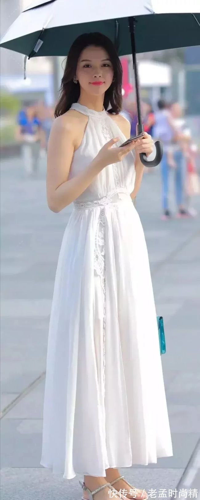连衣裙 时尚街拍:穿着白色连衣裙的美女温婉动人,如同画中的仙女一般