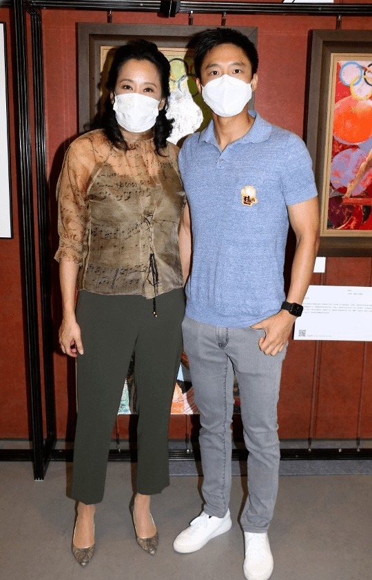 分体裙|朱玲玲现身决赛,穿分体裙挤出肚腩,63岁身材是不好但气质高贵!