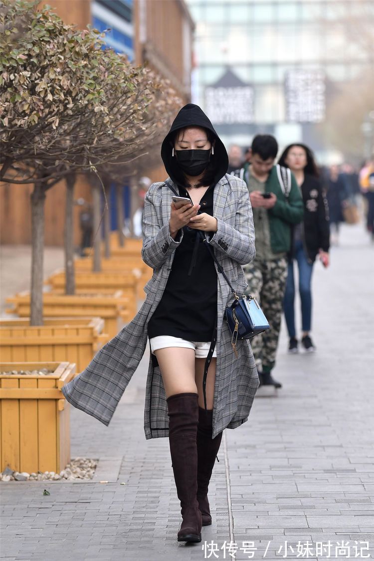 美女 街拍:美女?尖头短靴搭配宽松的裤子,一件米白色风衣,非常个性