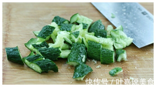 小菜铺老板自制凉拌菜,10人8个用错“水”,难怪味道不酸脆