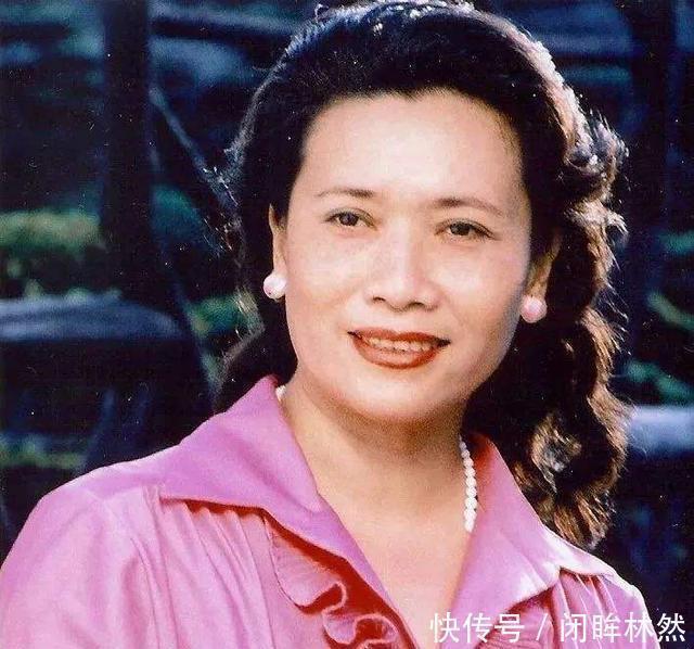 一生演唱800多首歌,丈夫去世12年,她不舍下葬将骨灰摆放在卧室