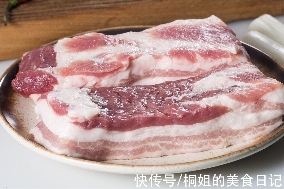 炖红烧肉,不用油不用水,牢记3个窍门,出锅又香又糯,入口即化