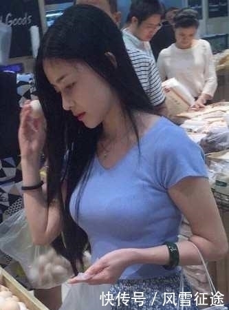 浅色|街拍：靓丽的气质，图3美女吊带衫搭配浅色披风，彰显时尚洒脱！