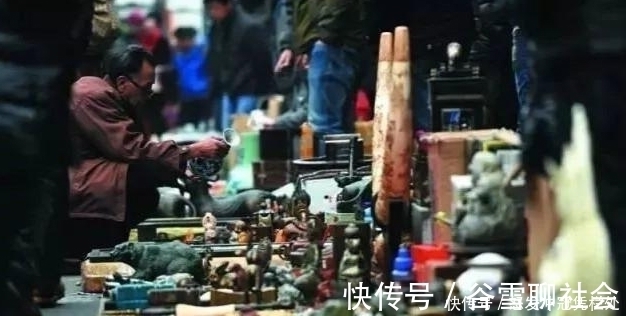 画作$马未都看中地摊一破盘子，摊主开价300元，厚脸皮讲价到200元