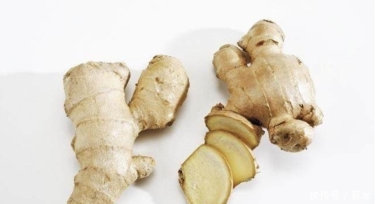 晚上|晚上睡前用生姜涂在脚底能改善睡眠,预防小毛病,不妨试试怎么做