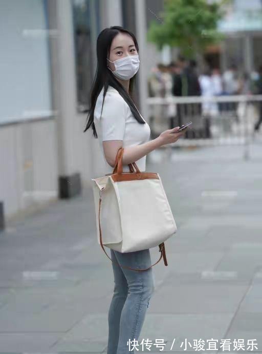 高腰 高腰牛仔裤,白T恤,这个夏季美女穿衣风格最美的回忆