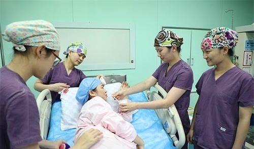 心理准备|生完小孩后,医生如果再次把手伸进产道,可能是在救产妇