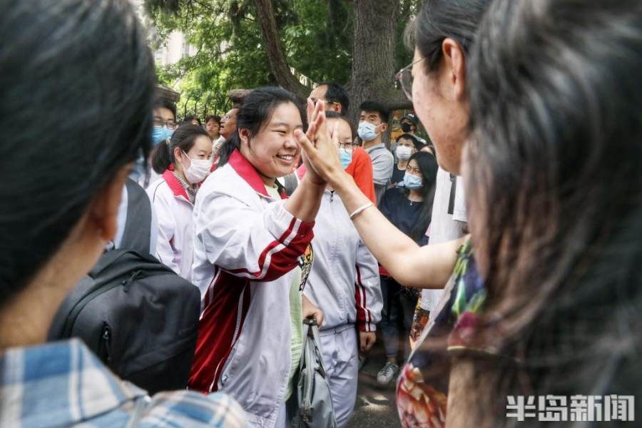 鲜花|语文考试结束！鲜花与拥抱，喜迎走出考场的你