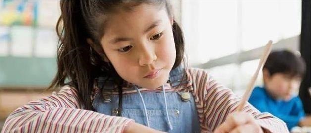 高中生!高中生独创“楔形”字体火了,没有一笔是拐弯,老师看后浑身不适