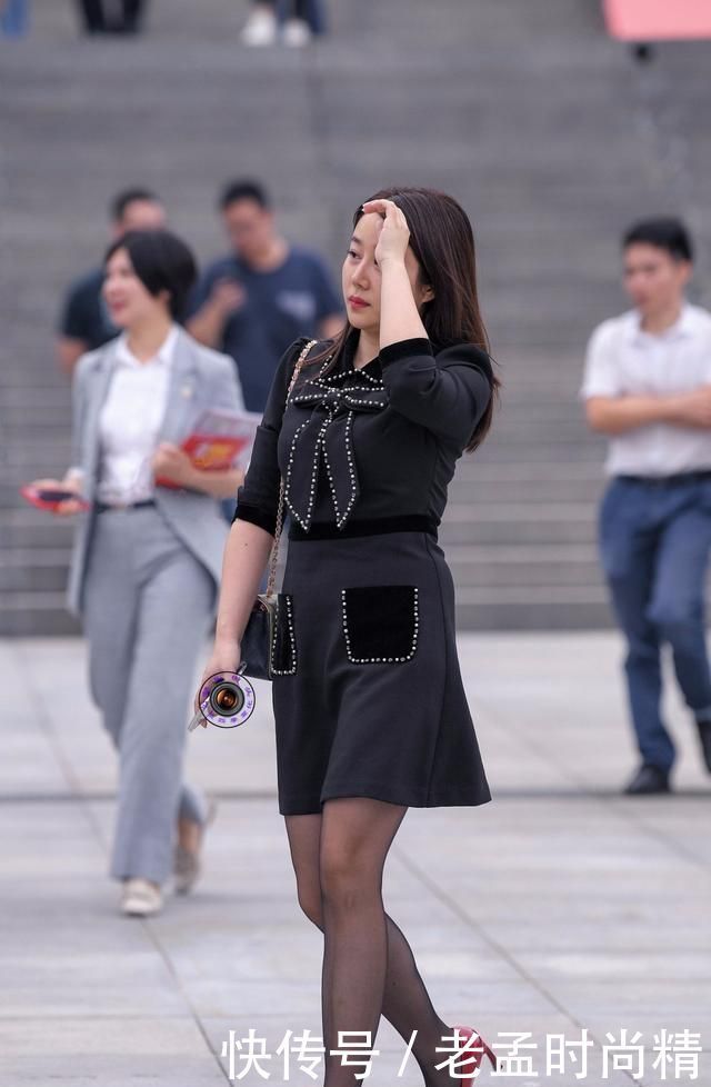 秋季时尚穿搭: 波点裙搭配皮毛外套, 优雅高贵又显肤色