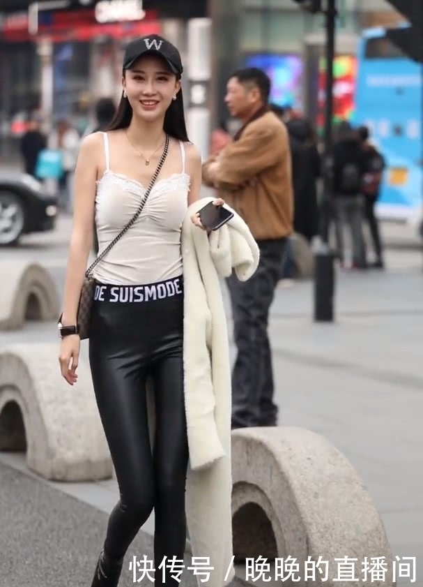 美女真不怕冷,冬天穿背心不算啥,下装的“钢筋裤”都要结冰了!