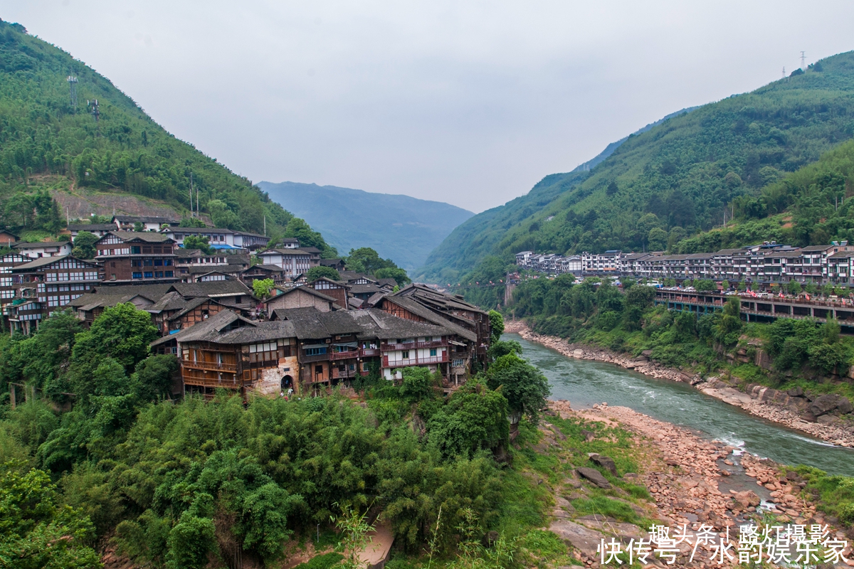 峭壁|神秘的丙安古镇，吊脚楼建在悬空峭壁之上，明清建筑的活化石