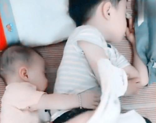 年龄|妹妹和哥哥刚睡着,妈妈掀开被子一看,这画面让人心都酥了