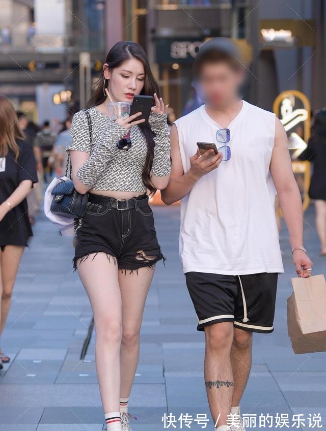 小姐姐 黑白套装搭配彩色鞋袜,时尚欧美范,简约又跳脱的时尚搭配!