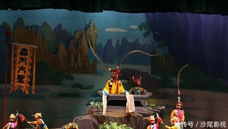 古典名著改编《大闹天宫》以玄妙的木偶特技和孩子们度过美好时光