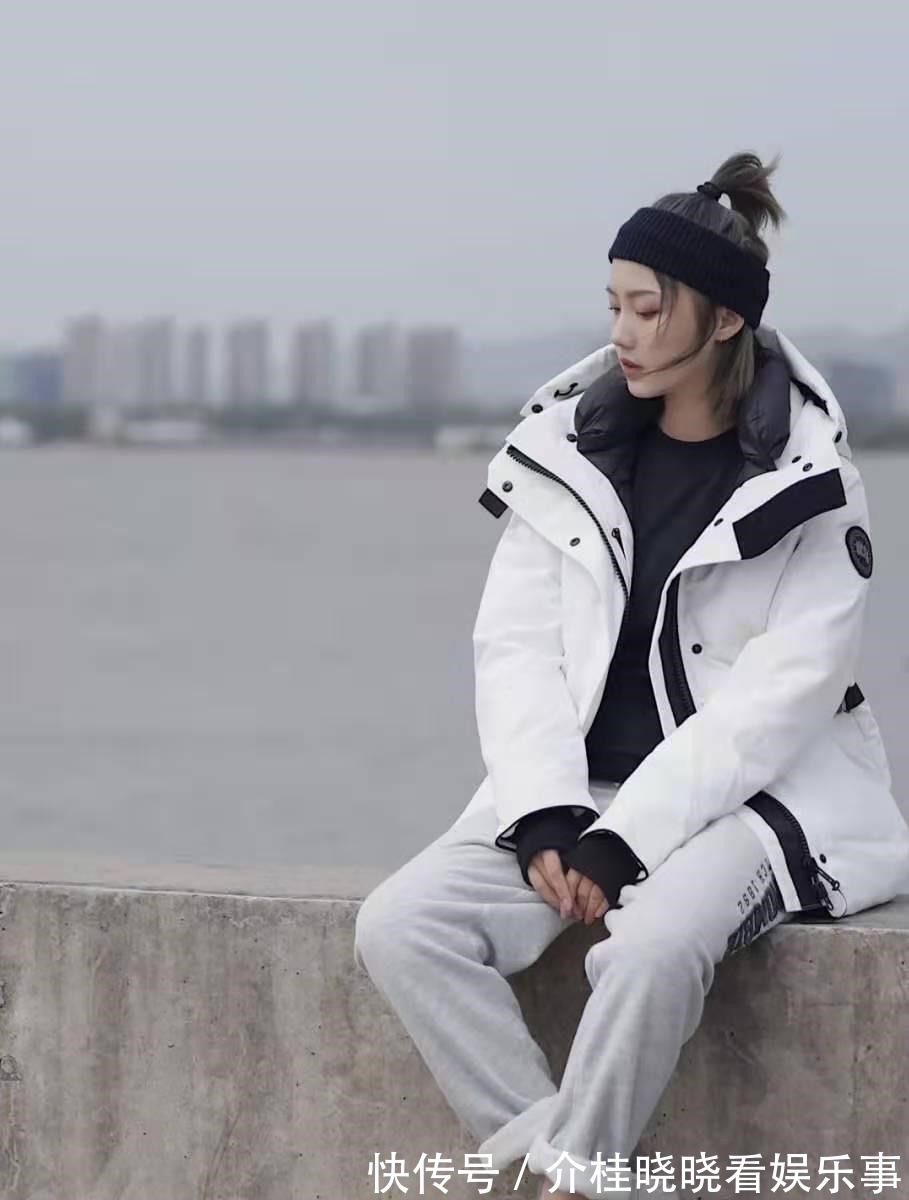 老爹 今冬穿羽绒服怎么搭才好看有这“3裤2鞋”就够了,谁穿谁时髦