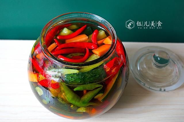 下饭|秋季,腌菜的季节到了,这样腌制黄瓜,酸辣爽脆又下饭,还不发霉