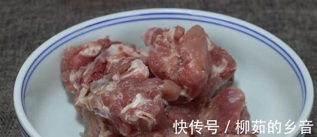 排骨不论怎么做，都不能直接焯水，学会这招，排骨不腥软烂鲜香！