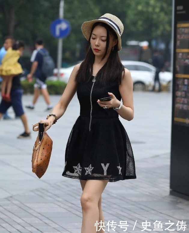 时尚的连衣裙婉约又显别致，彰显年轻美女的魅力风采