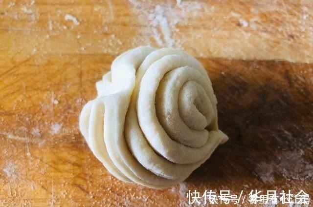 花卷这样做一点不费事，只需一根筷子轻松搞定好看形状，松软好吃