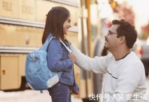 女儿|不放心女儿一人在门外,爸爸拉着2岁女儿进男厕,宝宝神吐槽真萌