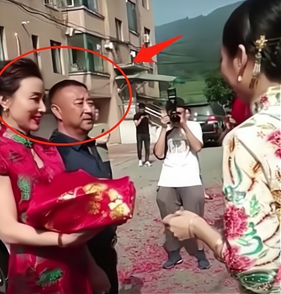 漂亮|婚礼上的漂亮婆婆，仪态端庄大气，整个婚礼面带微笑