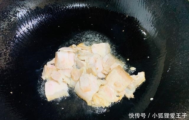 下饭|茶树菇除了炖汤,炒着吃更香,配上五花肉,咸香可口,下饭美味