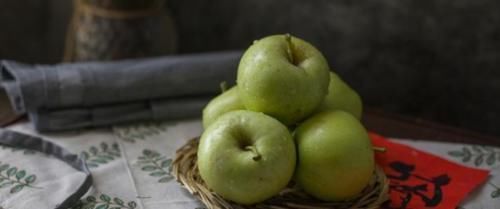 肠胃疾病|晚上吃苹果会伤胃吗？医生：晚上尽量别吃这4种食物