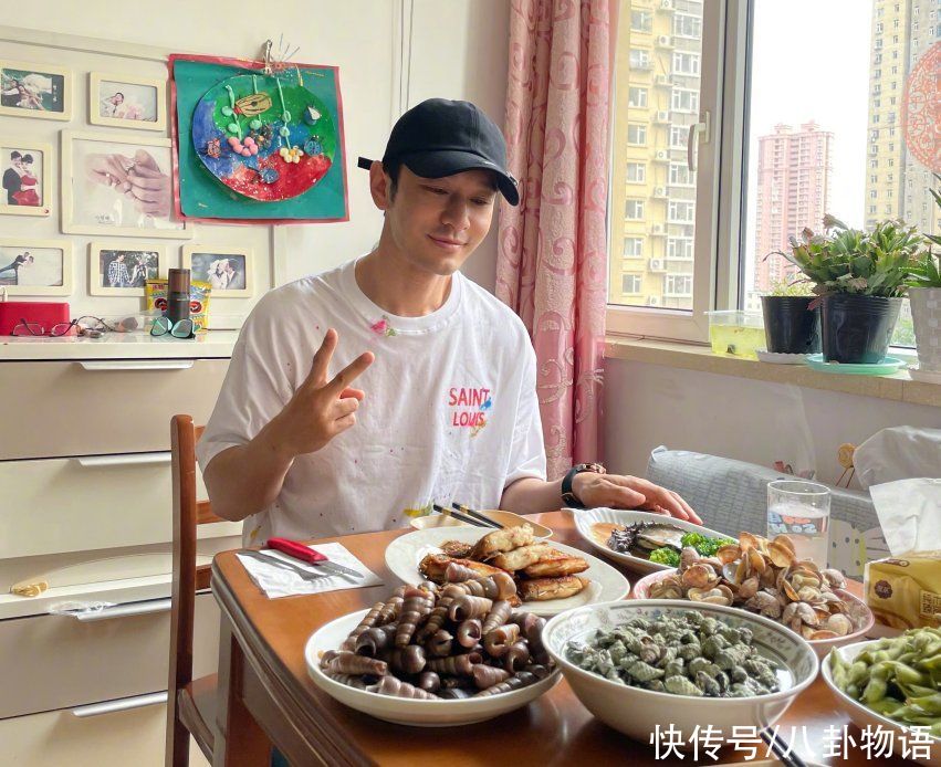 夫妻俩|黄晓明晒与家人合照，现场未见baby和小海绵，身后婚纱照成功抢镜