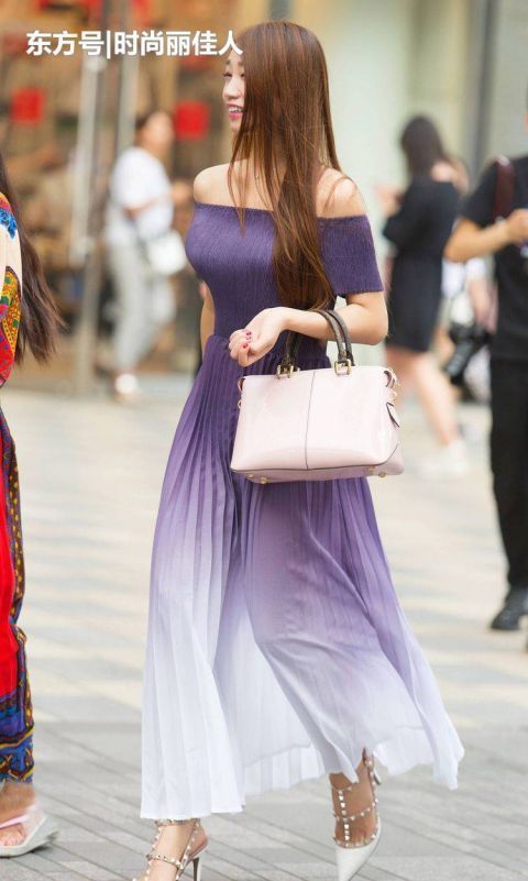 美女|紫色一字肩连衣裙显高贵典雅,搭配白色铆钉高跟鞋,很有仪式感