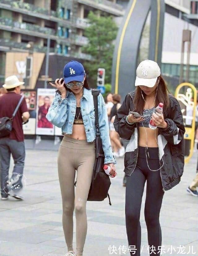 女人味 打底裤让你光彩夺人,衬出利落穿搭的气质,俏皮随意