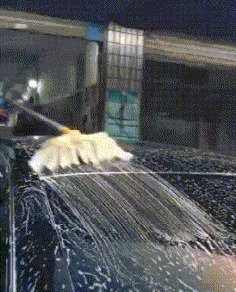 |搞笑GIF趣图:妹子你这是腿啊,我第一眼还以为是火腿肠呢