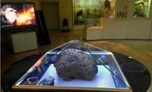 警报 俄罗斯著名陨石玻璃罩突然自动升起引发警报,陨石要“返回”太空