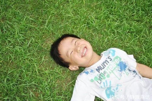 举动|虫子飞进3岁孙女耳朵,奶奶一个举动救了孩子,医生直夸:有文化