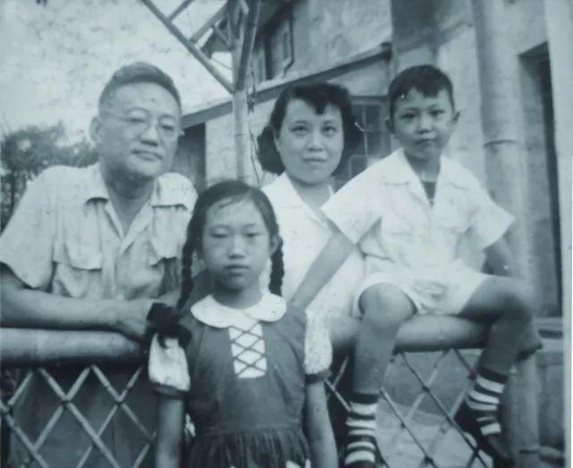 再忆萧珊&妻子病故,他拒绝下葬,将骨灰放在枕边33年,晚年感叹长寿是折磨