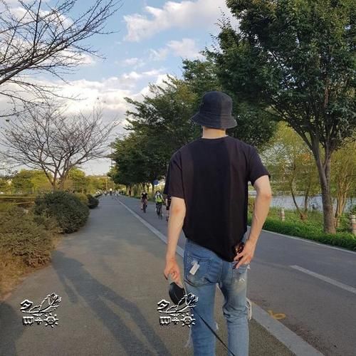 2am赵权遛狗穿着红色高跟鞋引热议：个人自由VS 行事乖张