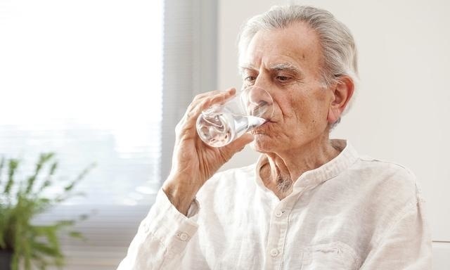 高血脂|血脂高的人不用怕，常吃3菜，多喝1水，清扫血液垃圾，血液不粘稠
