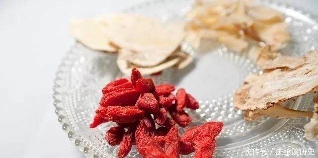 黄芪枸杞泡水喝对身体有益,但这5类人,最好碰都不要碰